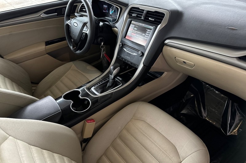 Ford Fusion Vehicle Full-screen Gallery Image 16