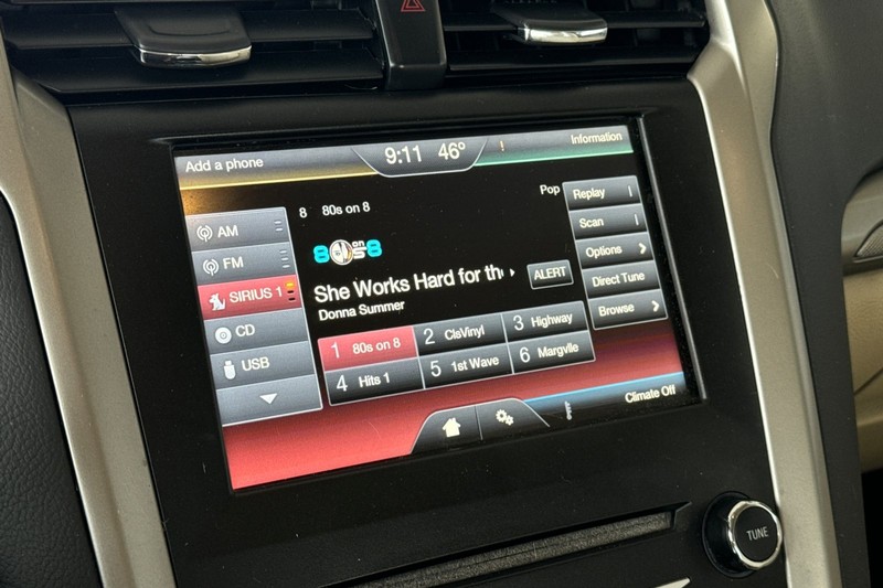 Ford Fusion Vehicle Full-screen Gallery Image 17