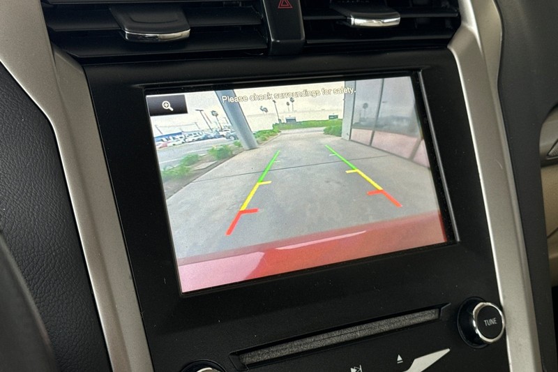 Ford Fusion Vehicle Full-screen Gallery Image 18