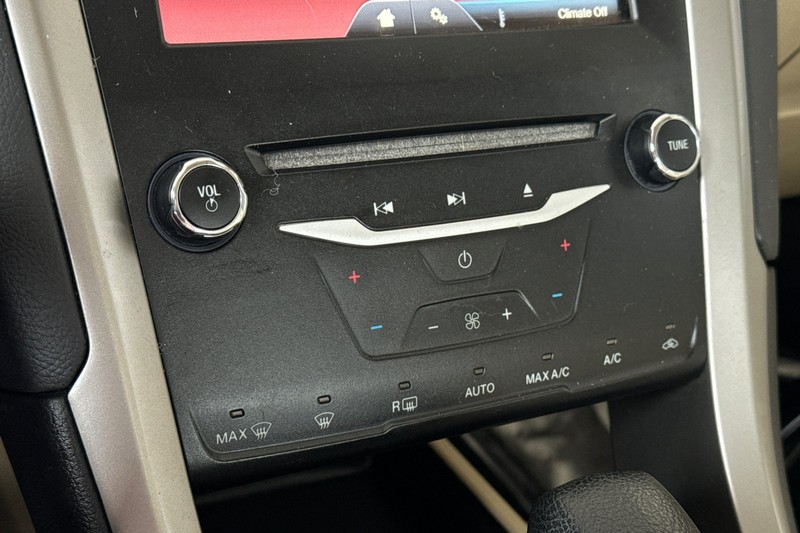 Ford Fusion Vehicle Full-screen Gallery Image 19
