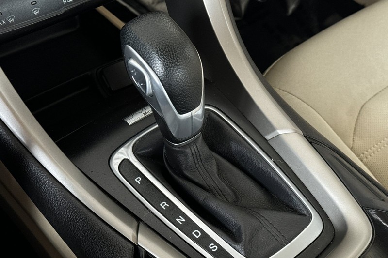 Ford Fusion Vehicle Full-screen Gallery Image 20
