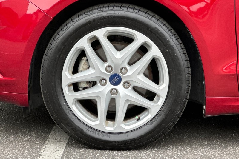 Ford Fusion Vehicle Full-screen Gallery Image 24