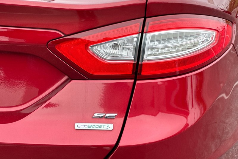 Ford Fusion Vehicle Full-screen Gallery Image 25