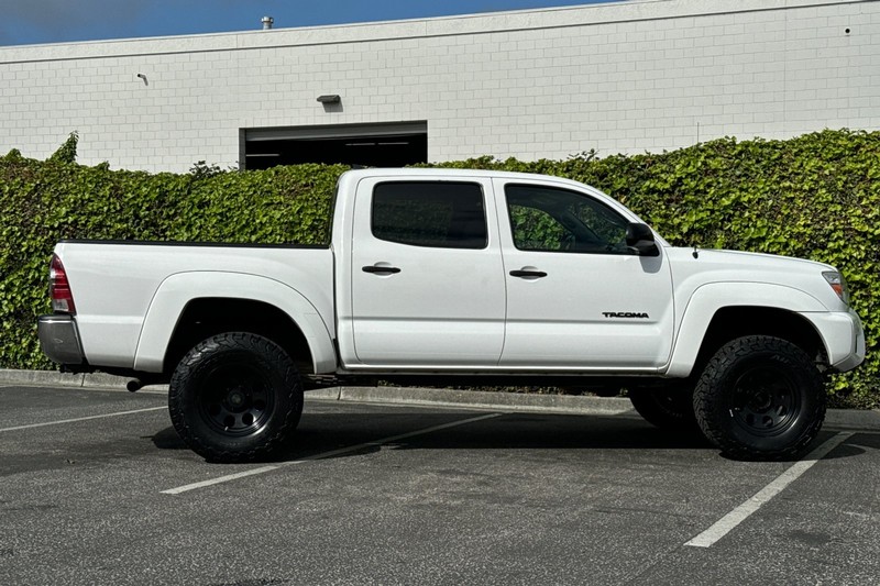Toyota Tacoma Vehicle Full-screen Gallery Image 03