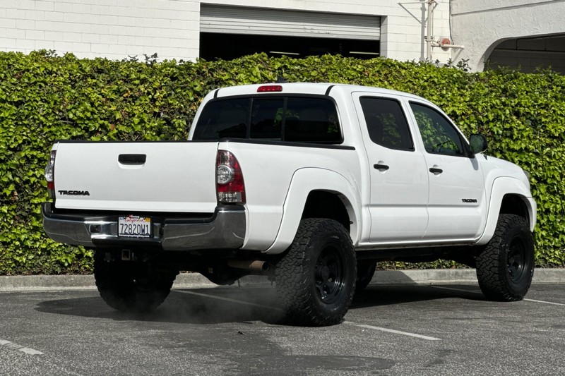 Toyota Tacoma Vehicle Full-screen Gallery Image 04