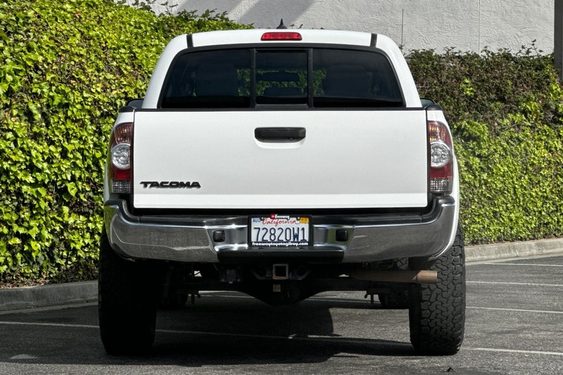Toyota Tacoma Vehicle Full-screen Gallery Image 05