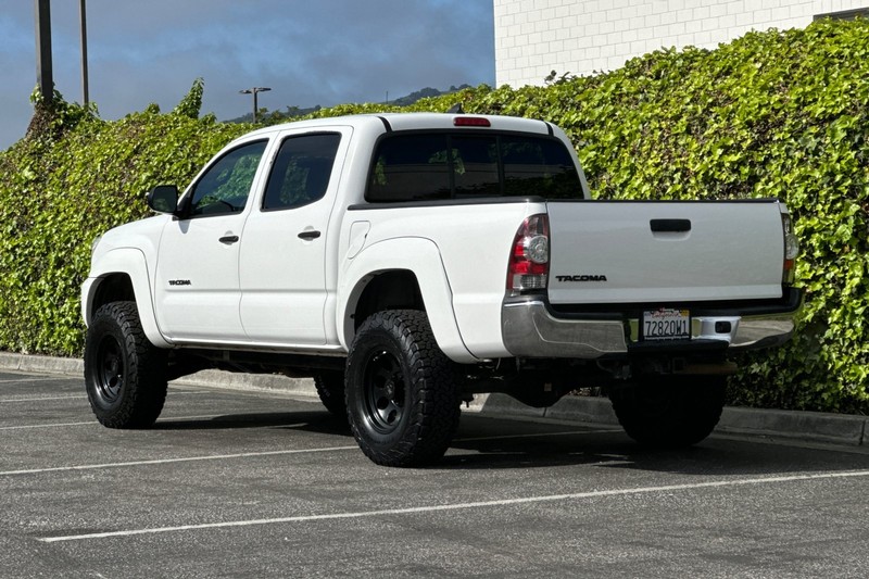 Toyota Tacoma Vehicle Full-screen Gallery Image 06