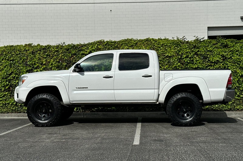 Toyota Tacoma Vehicle Full-screen Gallery Image 07