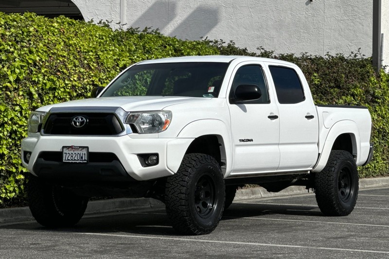 Toyota Tacoma Vehicle Full-screen Gallery Image 09