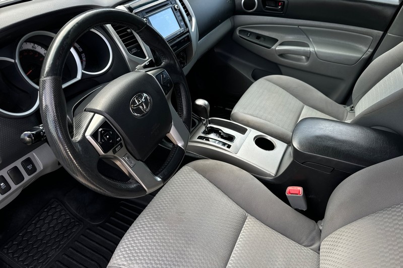 Toyota Tacoma Vehicle Full-screen Gallery Image 11