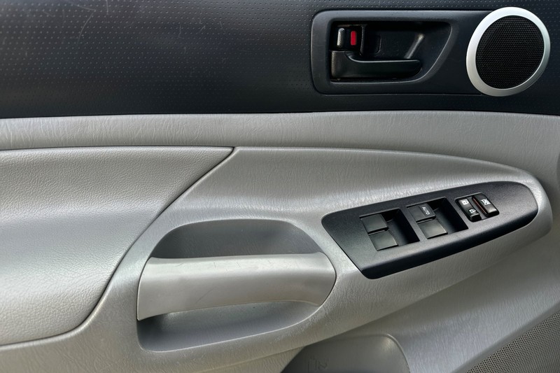 Toyota Tacoma Vehicle Full-screen Gallery Image 12