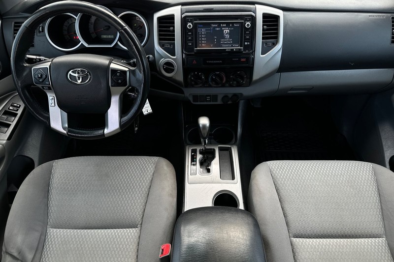 Toyota Tacoma Vehicle Full-screen Gallery Image 14
