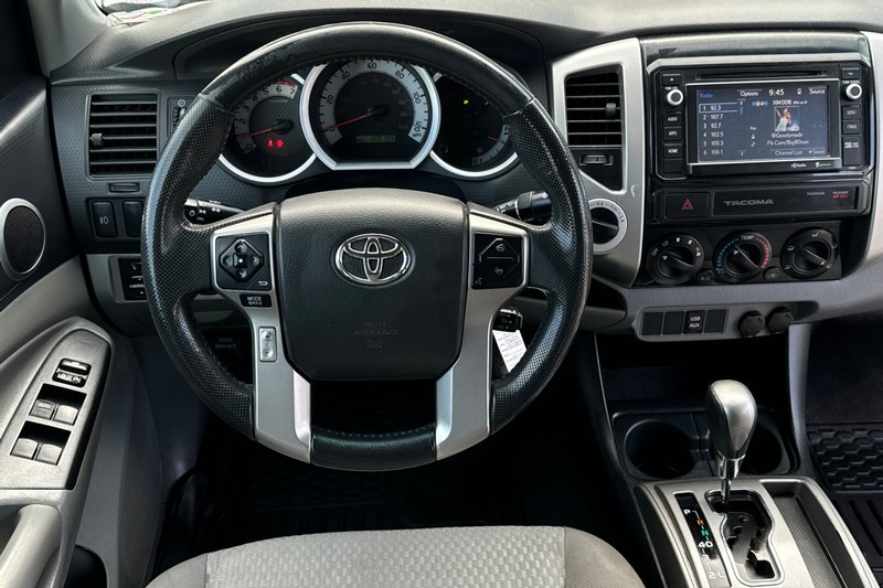 Toyota Tacoma Vehicle Full-screen Gallery Image 15