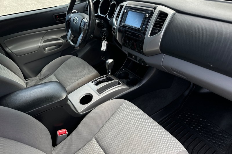 Toyota Tacoma Vehicle Full-screen Gallery Image 16