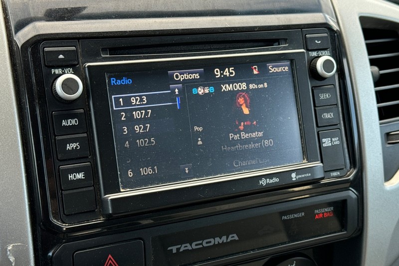 Toyota Tacoma Vehicle Full-screen Gallery Image 17