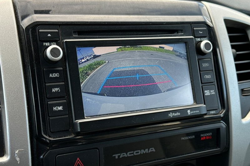 Toyota Tacoma Vehicle Full-screen Gallery Image 18