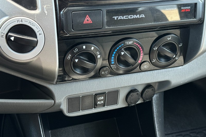 Toyota Tacoma Vehicle Full-screen Gallery Image 19