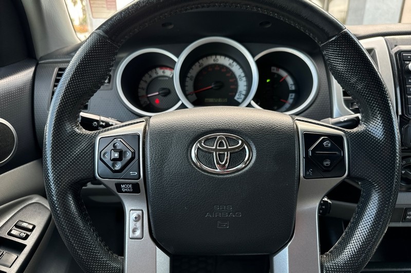 Toyota Tacoma Vehicle Full-screen Gallery Image 21