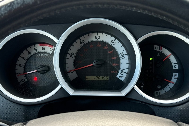 Toyota Tacoma Vehicle Full-screen Gallery Image 22