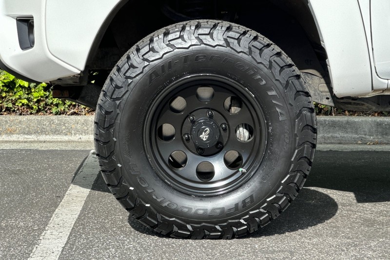 Toyota Tacoma Vehicle Full-screen Gallery Image 23