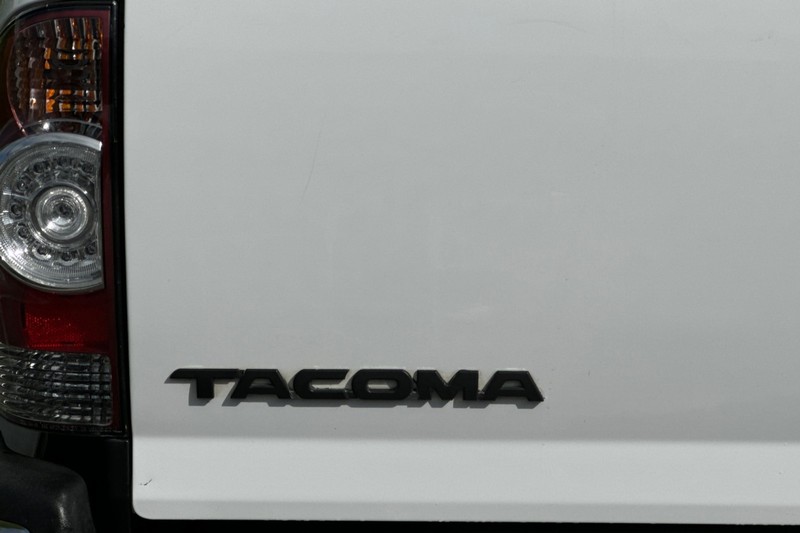 Toyota Tacoma Vehicle Full-screen Gallery Image 24