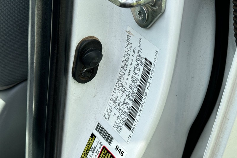 Toyota Tacoma Vehicle Full-screen Gallery Image 26