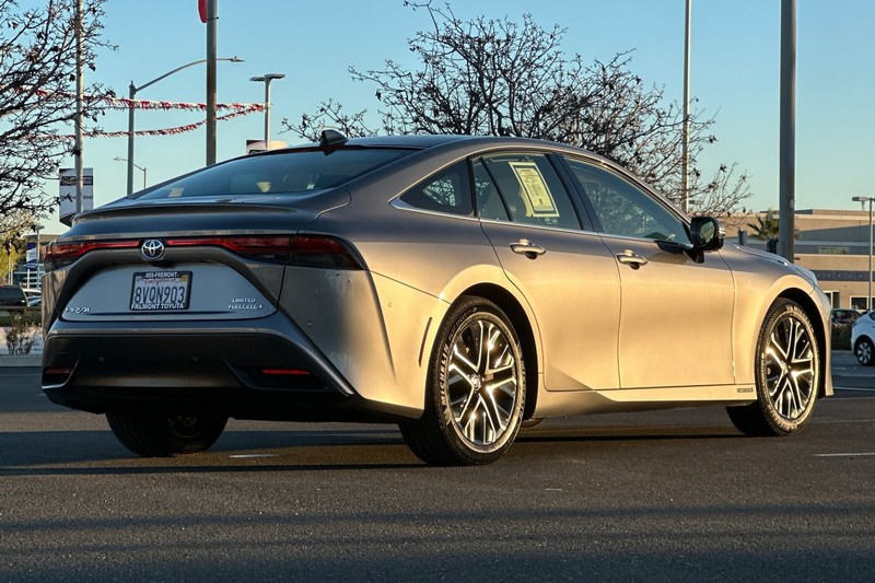 Toyota Mirai Vehicle Full-screen Gallery Image 04