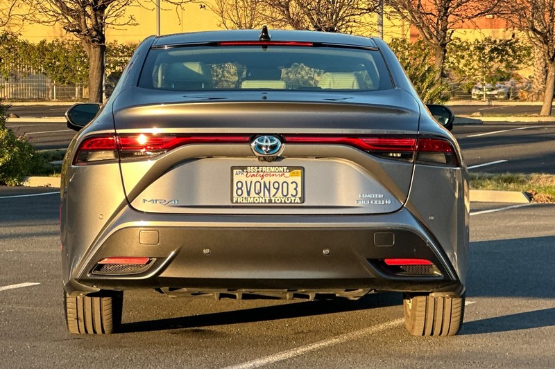 Toyota Mirai Vehicle Full-screen Gallery Image 05