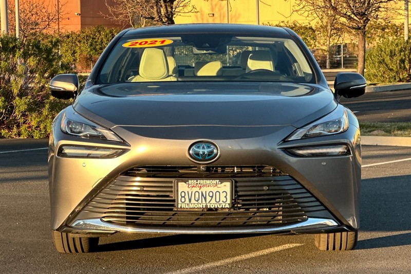 Toyota Mirai Vehicle Full-screen Gallery Image 09
