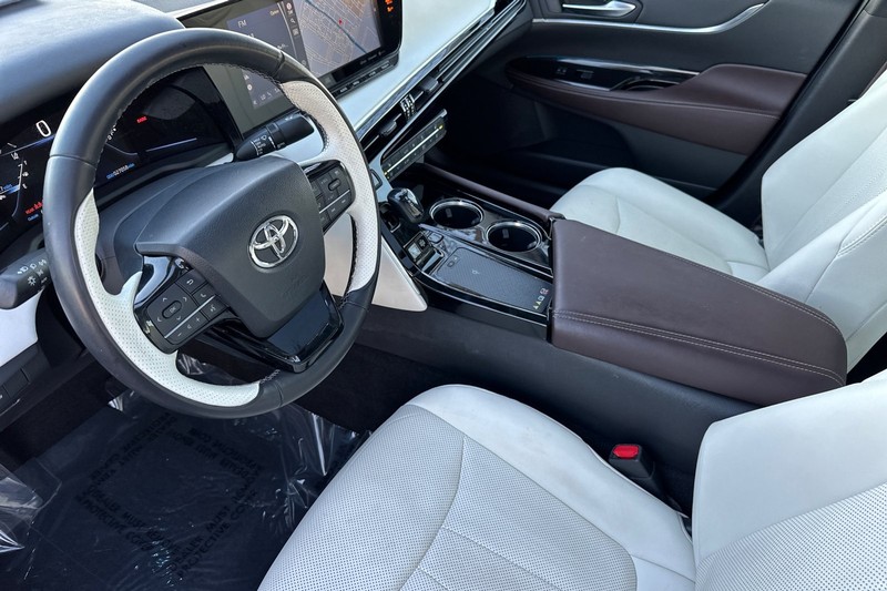 Toyota Mirai Vehicle Full-screen Gallery Image 10