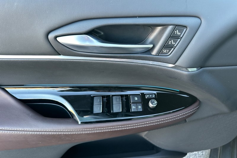 Toyota Mirai Vehicle Full-screen Gallery Image 11