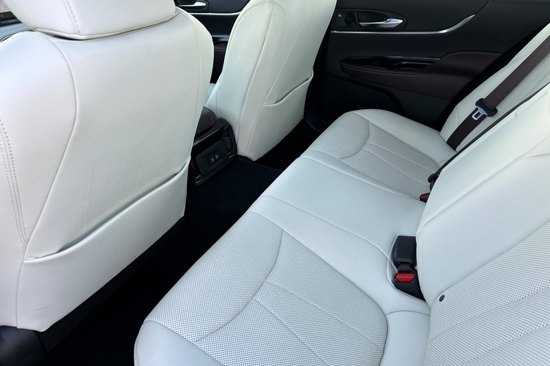Toyota Mirai Vehicle Full-screen Gallery Image 12