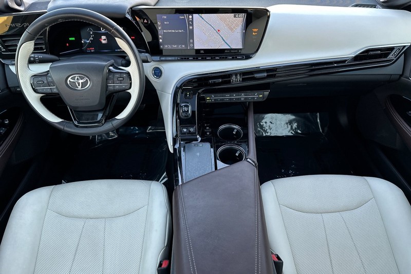 Toyota Mirai Vehicle Full-screen Gallery Image 13