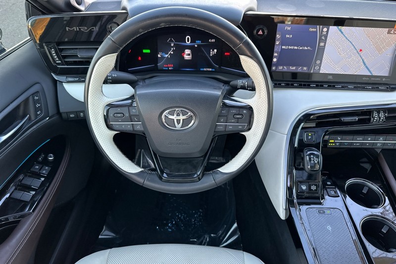 Toyota Mirai Vehicle Full-screen Gallery Image 14