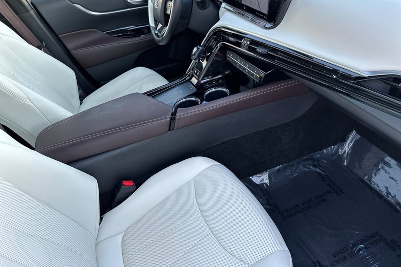 Toyota Mirai Vehicle Full-screen Gallery Image 15
