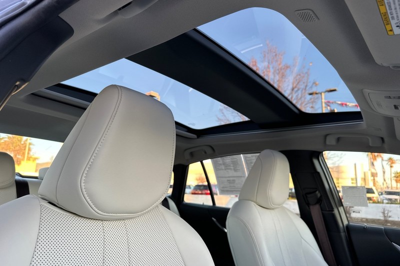 Toyota Mirai Vehicle Full-screen Gallery Image 16