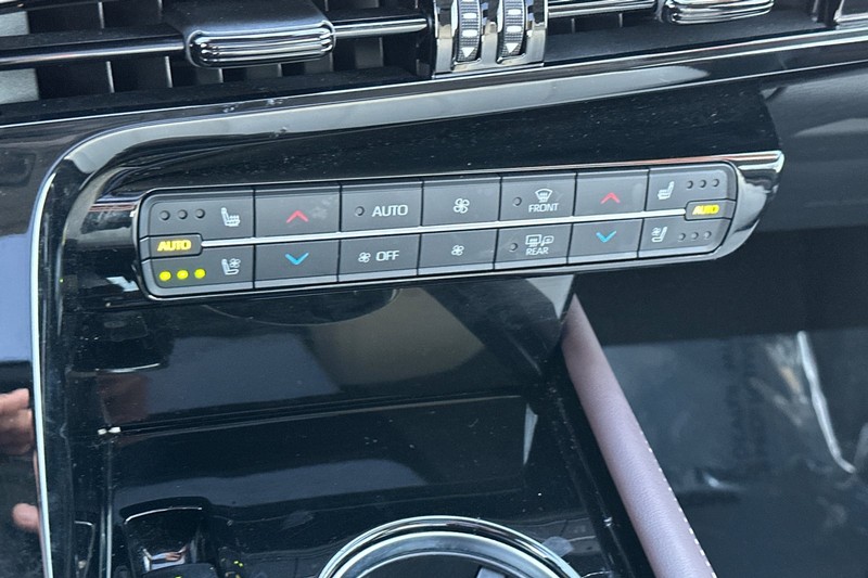 Toyota Mirai Vehicle Full-screen Gallery Image 20