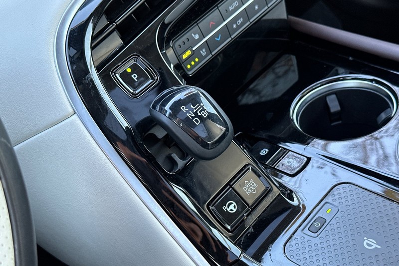 Toyota Mirai Vehicle Full-screen Gallery Image 21