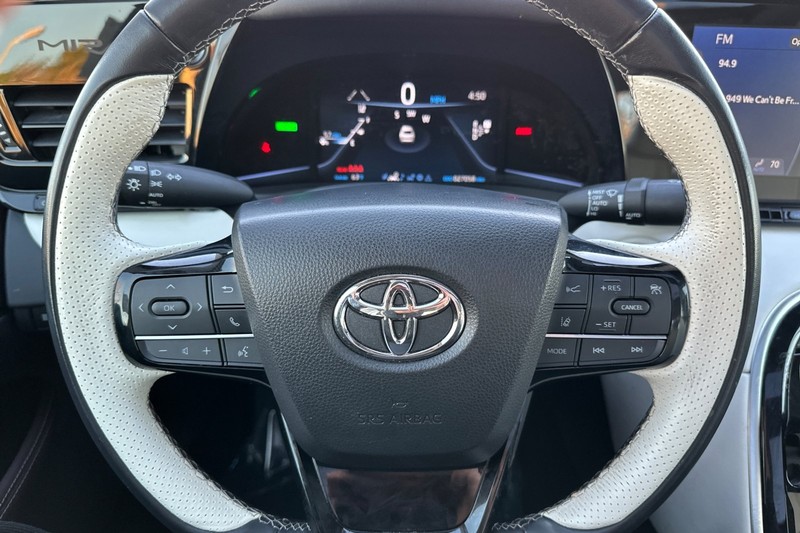 Toyota Mirai Vehicle Full-screen Gallery Image 23