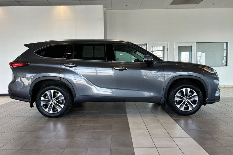 Toyota Highlander Vehicle Full-screen Gallery Image 03