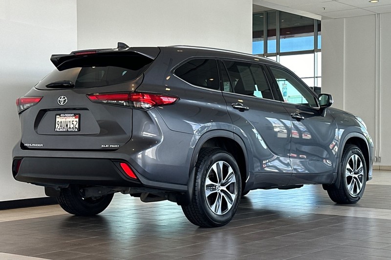 Toyota Highlander Vehicle Full-screen Gallery Image 04