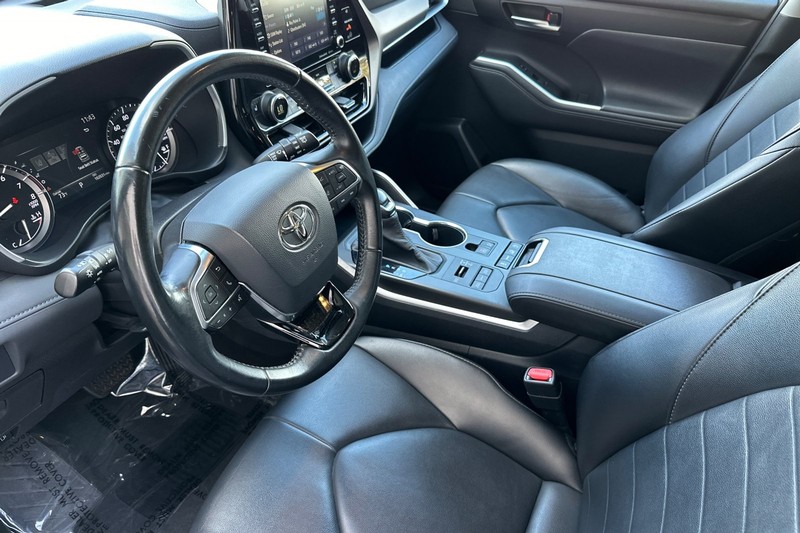 Toyota Highlander Vehicle Full-screen Gallery Image 10