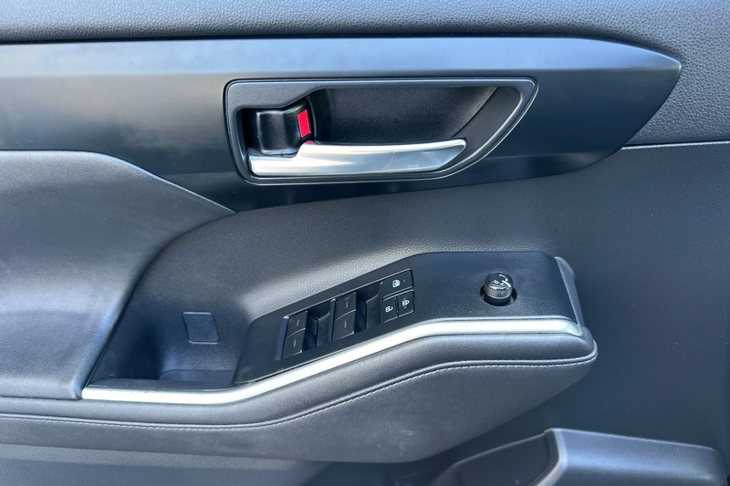 Toyota Highlander Vehicle Full-screen Gallery Image 11