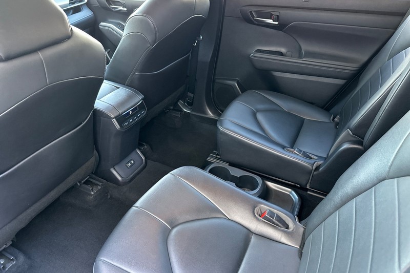 Toyota Highlander Vehicle Full-screen Gallery Image 12
