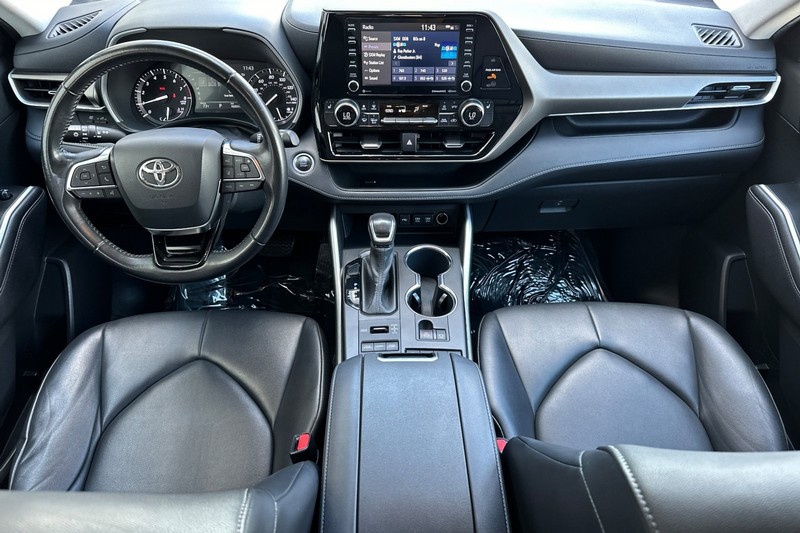 Toyota Highlander Vehicle Full-screen Gallery Image 13