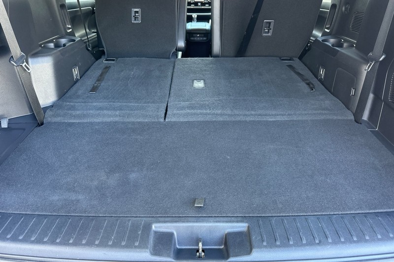 Toyota Highlander Vehicle Full-screen Gallery Image 16