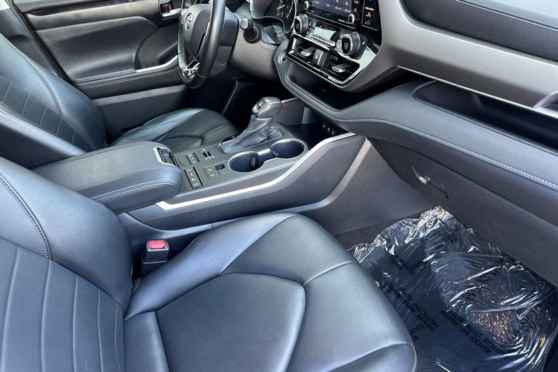 Toyota Highlander Vehicle Full-screen Gallery Image 17
