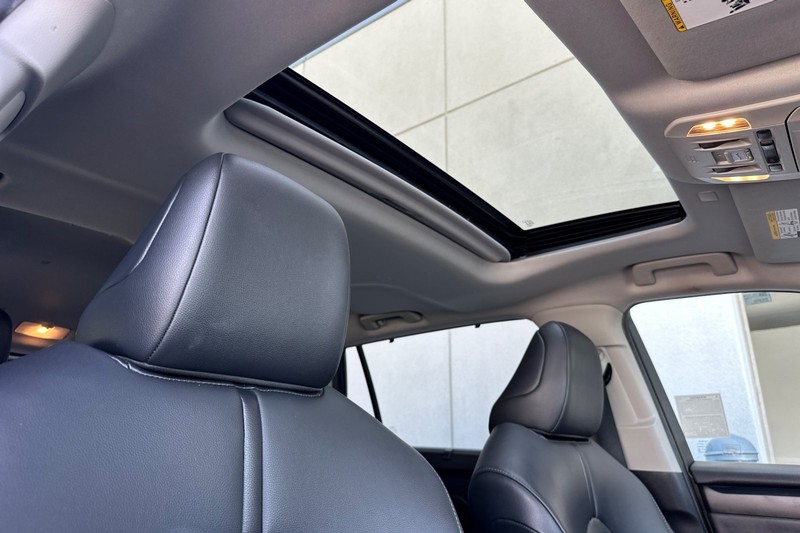 Toyota Highlander Vehicle Full-screen Gallery Image 18