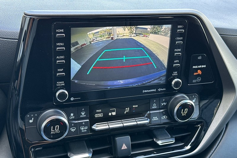 Toyota Highlander Vehicle Full-screen Gallery Image 20