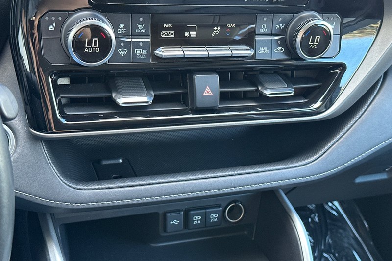 Toyota Highlander Vehicle Full-screen Gallery Image 21